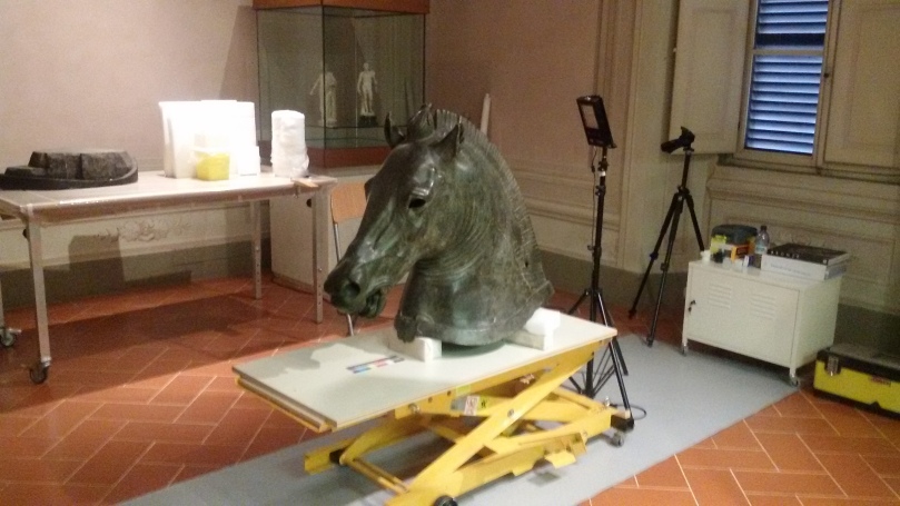 La testa di cavallo Medici-Riccardi sul banco del restauratore al Museo Archeologico Nazionale di Firenze
