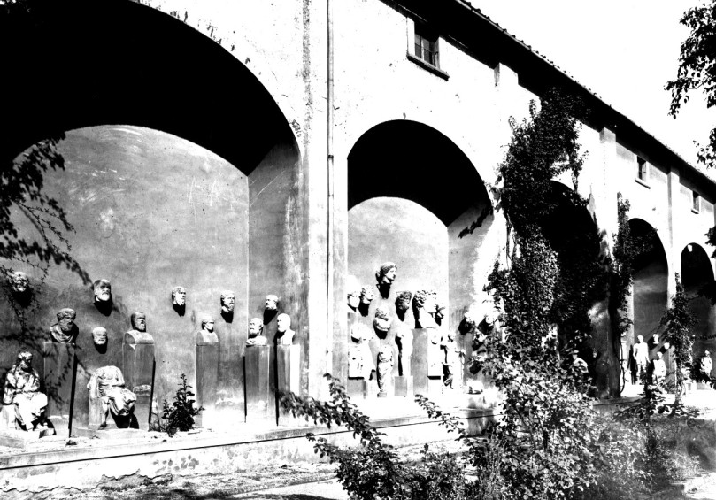 Il giardino all'inizio del Novecento, quando ancora mancava la parte del Museo Topografico e gli arconi di sostegno del Corridoio Mediceo erano visibili dall'esterno