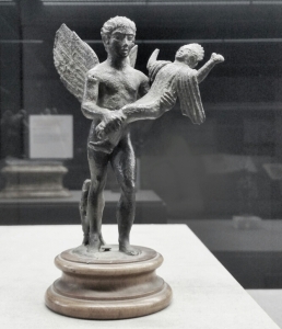Secondo Winckelmann questo bronzetto etrusco si colloca nel "I stile"