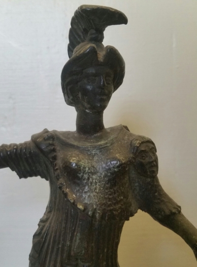 Su questo bronzetto di Minerva il gorgoneion si trova sulla spalla e non sul petto